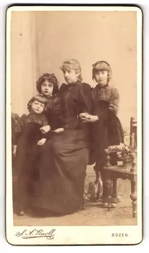 Fotografie S.A. Knoll, Bozen, Dreifaltigkeitsplatz 4, Bürgerliche Frau mit i. drei Kindern im feinen Zwirn, Mutterglück