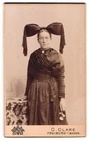 Fotografie C. Clare, Freiburg /Baden, Frau mit hängendem Lid in Tracht