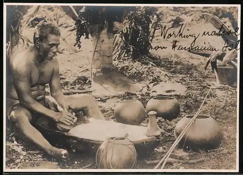 Fotografie Hawaii, Eingeborener mit Mörser bei der Arbeit