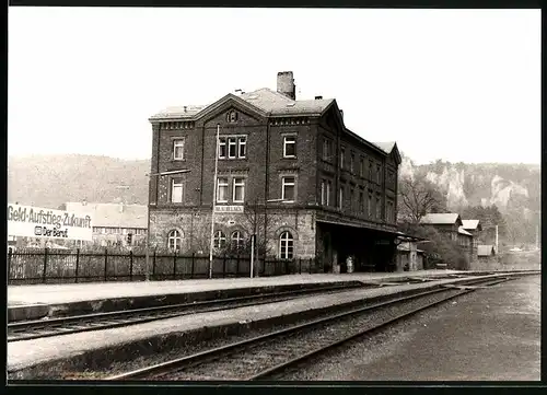 Fotografie Sonntag, Aalen, Ansicht Blaubeuren b. Ulm, Bahnhof - Bahnsteig, Gleisseite, Deutsche Bahn Reklame