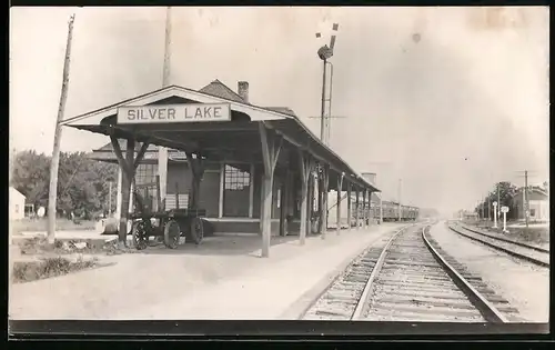 Fotografie unbekannter Fotograf, Ansicht Louisville / Indiana, Bahnhof Silver Lake, Eisenbahn Station