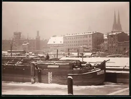 Fotografie unbekannter Fotograf, Ansicht Berlin-Mitte, Inselbrücke am Spreekanal im Winter