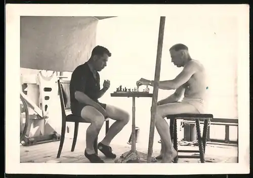 Fotografie Schach - Chess, Männer an Deck eines Schiffes vor Schachbrett sitzend