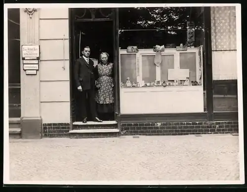 Fotografie unbekannter Fotograf, Ansicht Berlin, Ladengeschäft - Schuhmacherei, Schaufenster mit Schuhputz-Artikeln