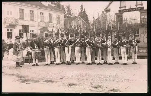 Fotografie Fasching - Karneval, Burschen mit angemalten & angeklebten Bärten in historischer Soldaten-Uniform