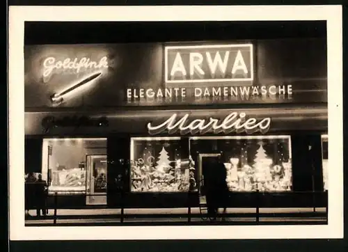 Fotografie unbekannter Fotograf, Ansicht Berlin, Modewarenladen Marlies, elegante Damenwäsche bei Nacht