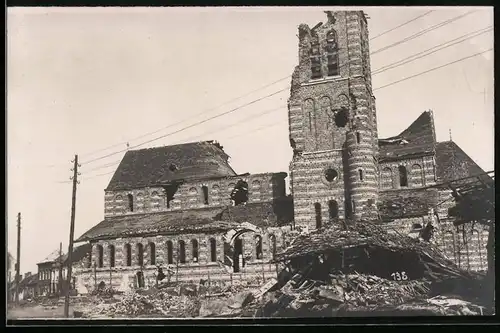 Fotografie Ansicht Passchendaele / Belgien, Flandernschlacht, Kriegszerstörung, stark beschädigte Kirche, 1.WK