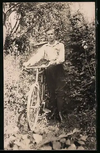 AK Junger Mann mit Fahrrad