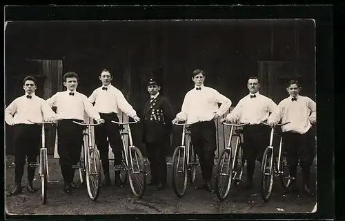 AK Sechs Herren mit Fahrrädern und ein dekorierter Herr