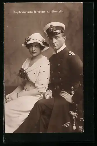 AK Kapitänleutnant Weddigen in Uniform mit Orden und seiner Gemahlin