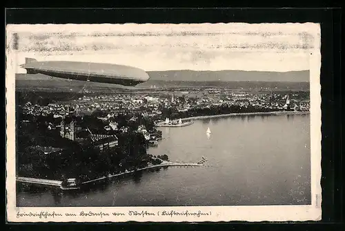 AK Friedrichshafen a. B., Totalansicht mit Zeppelin Luftschiff, Fliegeraufnahme