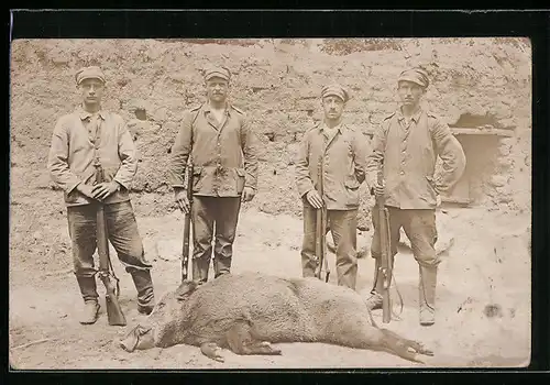 AK Stolze Jäger mit ihrer Beute einem Wildschwein