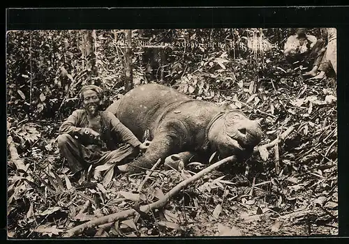 AK Rhinoceros, Jäger mit erlegtem Nashorn