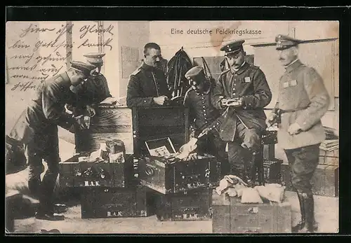 AK Eine deutsche Feldkriegskasse, Soldaten betrachten den Inhalt
