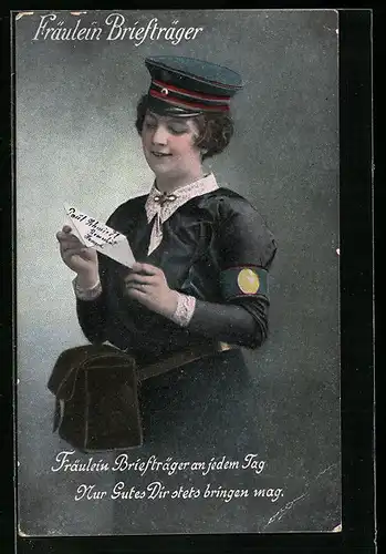 AK Fräulein Briefträger in schwarzer Uniform blickt auf den Briefumschlag