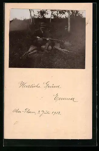 Foto-Collage-AK Jäger mit Flinte sitzt auf dem erlegten Rotwild