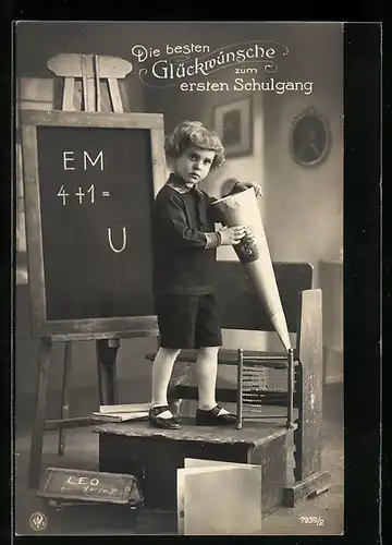 Foto-AK NPG Nr. 7939 /2: ABC-Schütze mit Zuckertüte an der Tafel