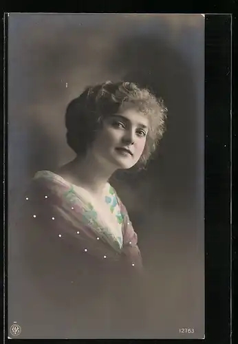 Foto-AK NPG Nr. 12763: Hübsche Frau mit neugierigem