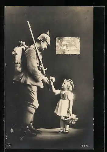 Foto-AK NPG Nr. 158 /4: Heimkehrender Soldat freut sich über Blumen von kleinem Mädchen