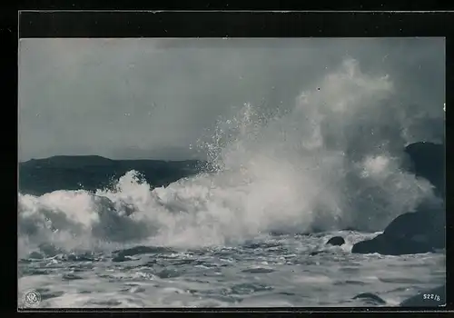 Foto-AK NPG NR 522 /8: Welle schlägt gegen die Küste