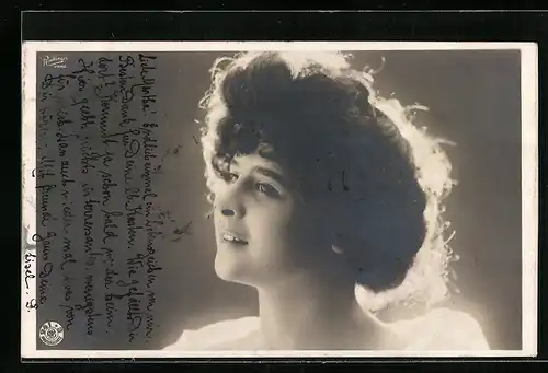 Foto-AK NPG Nr. 241 /3: Lächelnde schöne Frau im Gegenlicht