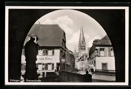 AK Ettlingen i. B., Kronenstrasse mit Gasthaus zum Kreuz und Kirche durch Tor