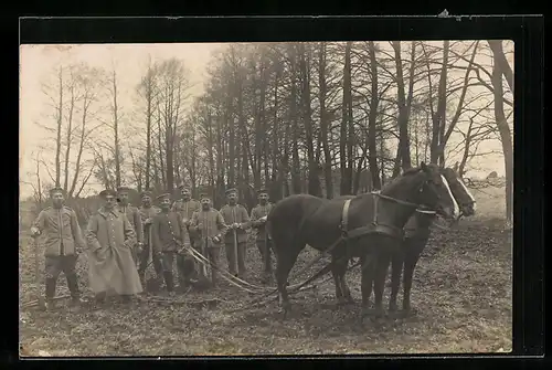 Foto-AK Soldaten mit Pferdegespann und Pflug