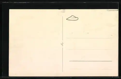 AK Springreiter beim Überspringen einer Hürde vor Publikum