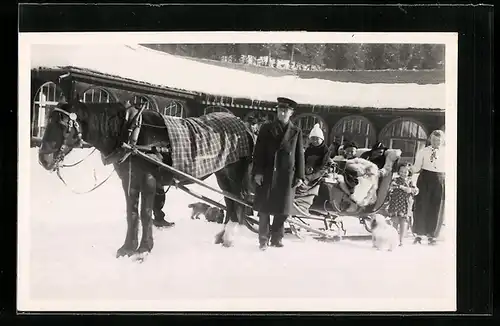 AK Pferdeschlitten mit kleinen Fahrgästen vor einem Haus