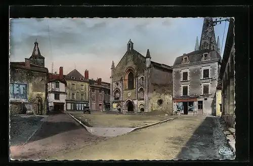 AK Airvault, La Place avec l`Eglise et le vieux Château