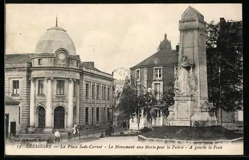 AK Bressuire, La Place Sads-Carnot, Le Monument aux Morts pour la Patrie, A gauche la Poste