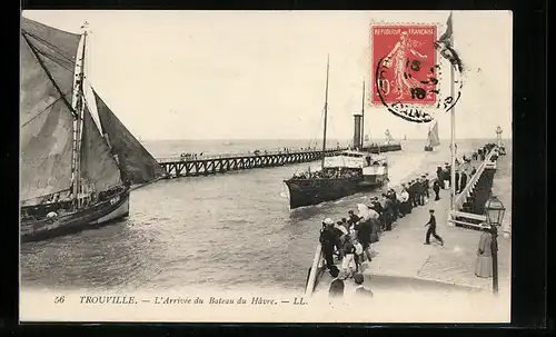 AK Trouville, l`arrivée du bateau du Havre, des gens accoudés sur le la balustrade du quai
