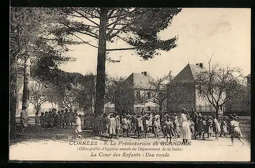AK Glandier, Le Préventorium, La Cour des Enfants: Une ronde