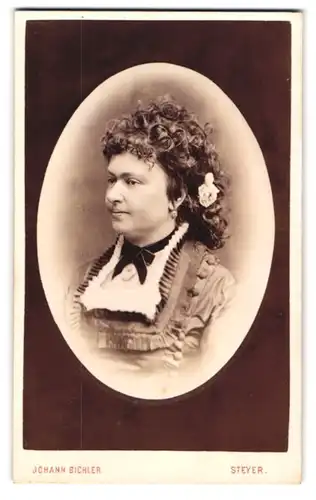 Fotografie Johann Bichler, Steyer, Dame mit gelocktem Haar im Portrait