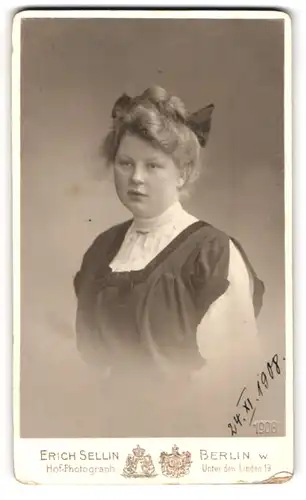 Fotografie Erich Sellin, Berlin, Unter den Linden 19, Susanne mit toupierten Haaren und Schleife