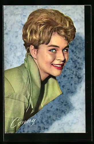 AK Musikerin Conny Froboess mit toller Frisur lächelnd