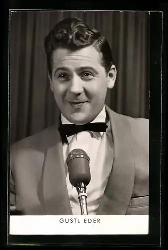 AK Musiker Gustl Eder am Mikrophon