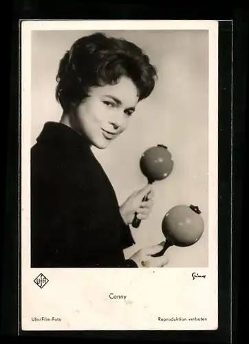 AK Musikerin Conny mit Rasseln