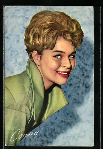 AK Musikerin Conny Froboess mit toller Frisur lächelnd