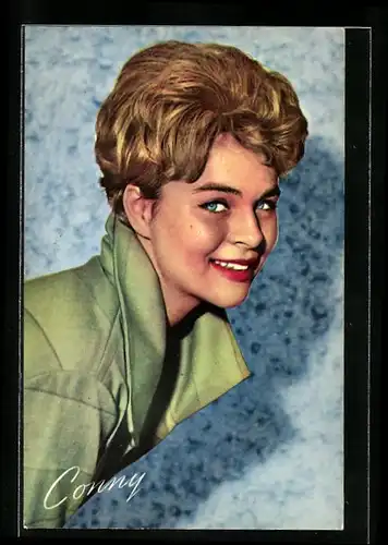 AK Musikerin Conny Froboess mit toller Frisur lächelnd