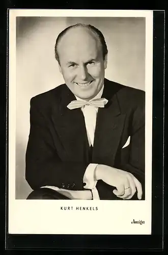 AK Musiker Kurt Henkels im Anzug mit Fliege in die Kamera lächelnd