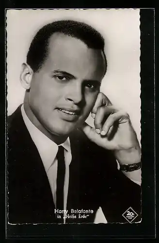 AK Schauspieler Harry Belafonte im Anzug blickt in die Kamera