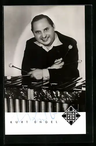 AK Musiker Kurt Engel an einem Xylophon