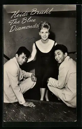 AK Musikerin Heidi Brühl der Band The Blue Diamonds an der Treppe