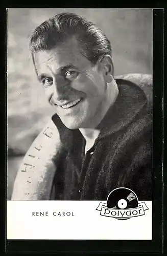 AK Musiker Renè Carol in die Kamera lächelnd