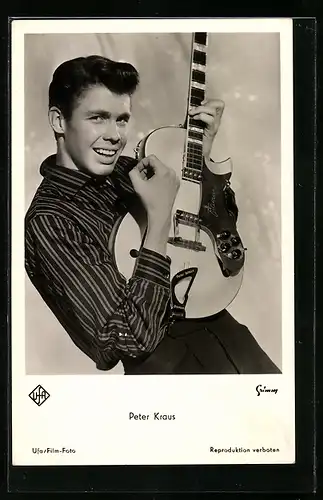 AK Musiker Peter Kraus beim Auftritt mit Gitarre