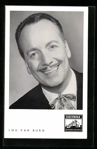 AK Musiker Lou van Burg in die Kamera lächelnd