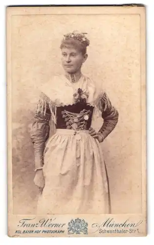 Fotografie Franz Werner, München, Schwanthaler-Strasse 1, Junge Frau in Tracht mit Blumen im Haar