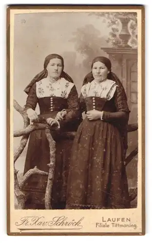 Fotografie Fr. Xav. Schröck, Laufen, Bezirksamtsgasse, Zwei junge Frauen in Trachtenkleidern