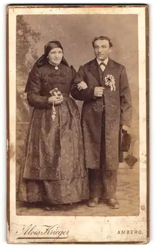 Fotografie Alois Krieger, Amberg, Maxplatz, Brautpaar im Portrait, Braut im Trachtenkleid
